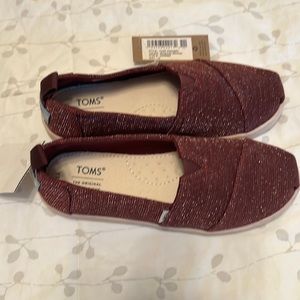 Toms youth Burgundy glimmer 1.5 shoes NWT